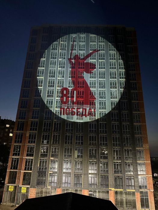 Гобо проектор реклама на зданиях