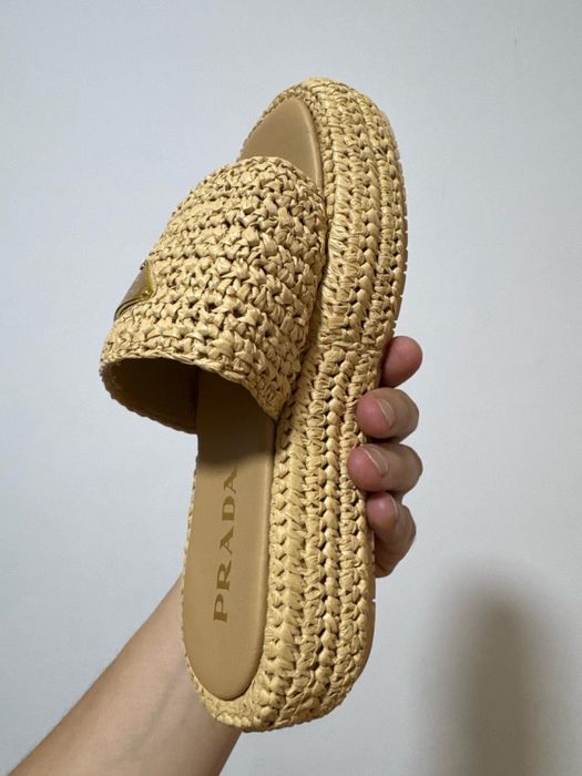 Продам щлепонцы модные PRADA