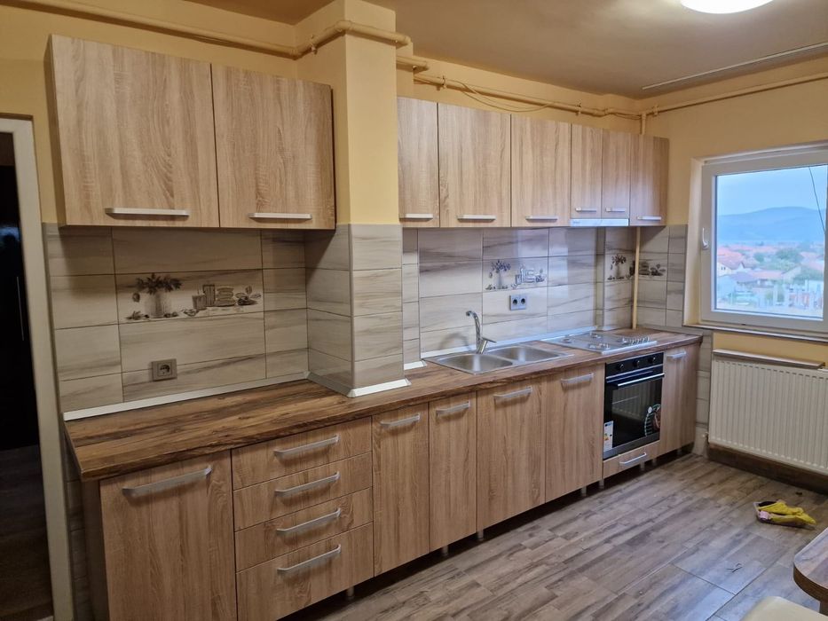 Închiriez apartament în Teiuș, zona centrală.