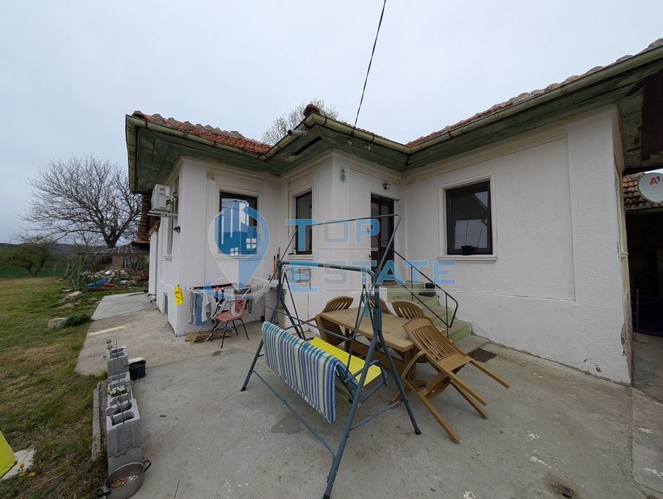 Едноетажна реновирана къща с голям двор в село Сливовица