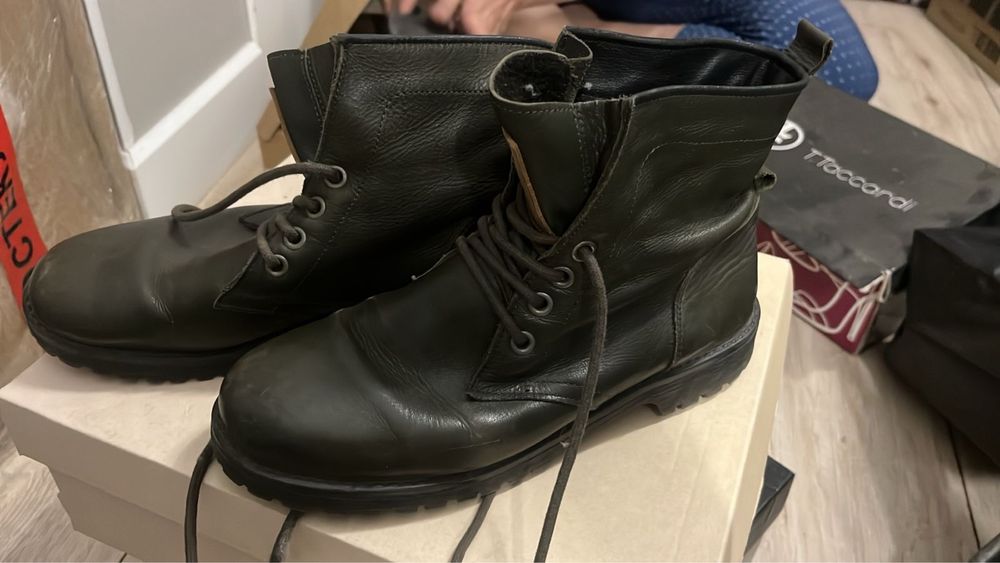 Продав женскую обувь