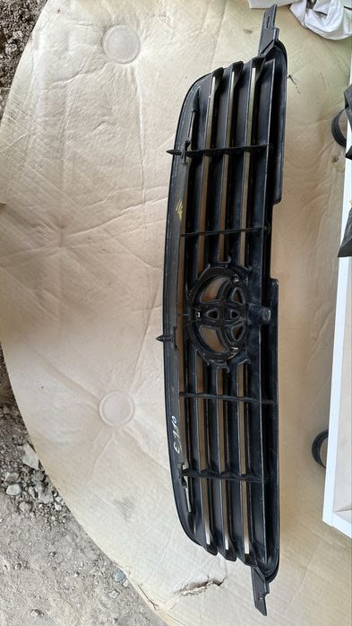 Решетка радиатора Тойота Авенсис