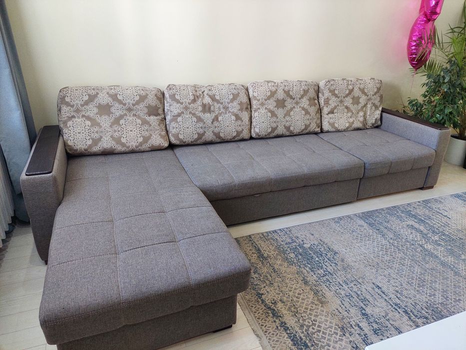 Продам диван. 4 метра 30 см. В очень хорошем  состоянии.