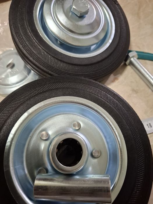 Колеса резиновые.смотрите фото.