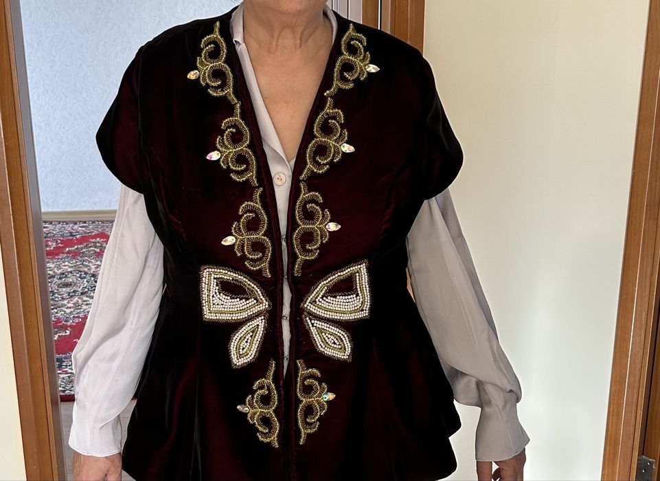 Камзол красивый сшита из дорогого велюра с красивыми камнями и узорам,