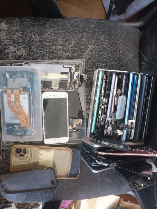Vindem telefoane pentru piese