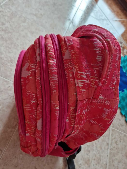 Продавам ученическа раница