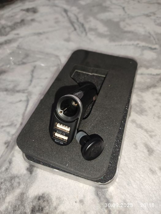 Зарядка от прикуривателя с беспроводными наушниками Новый!