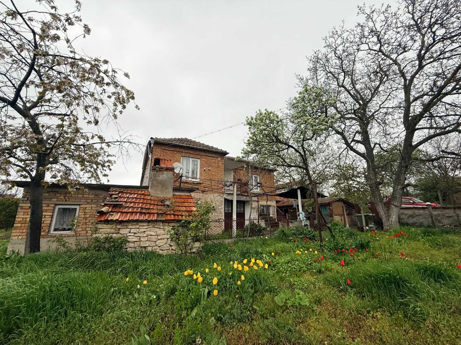 Къща с двор в с.Здравец
