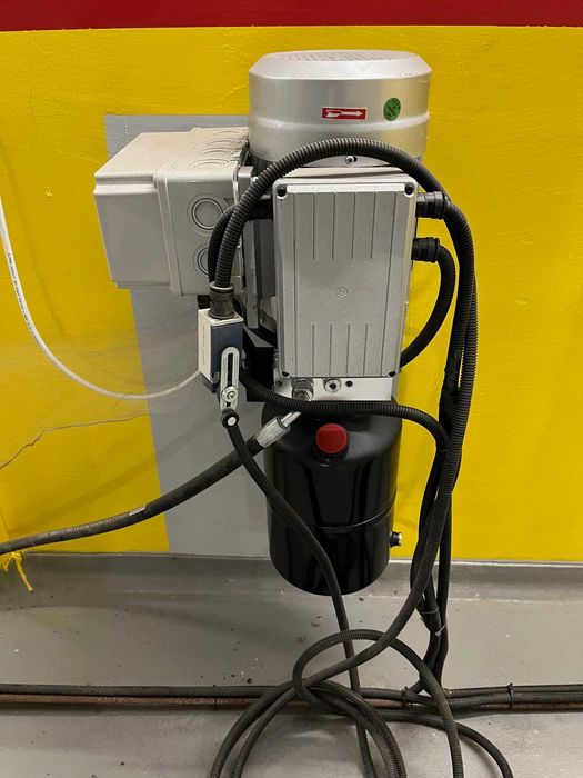 Паркинг система / платформа за два автомобила