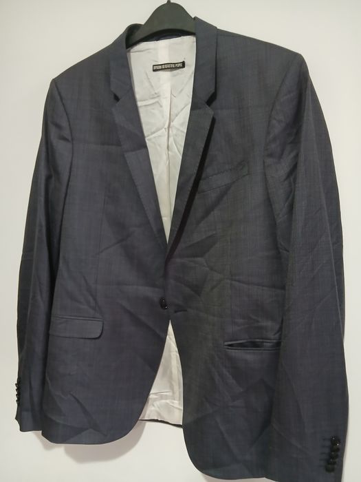 Sacou stofa barbati marimea 50-52 sau XL in stare perfecta.
Dimensiuni:
- latimea intre umeri 48 cm
- latimea intre axile 55 cm
- circumferinta bust 1
