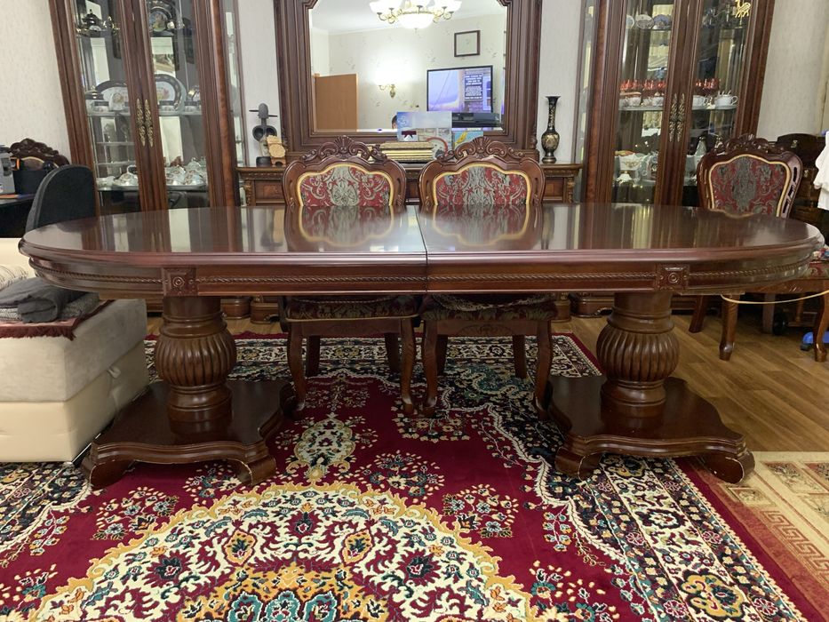 Большой стол с 10 стульями