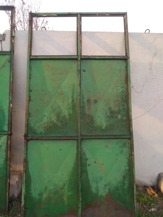 Големи желязни врати . 2 броя .