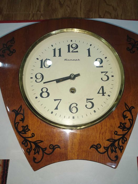 продаются часы янтарь настенные