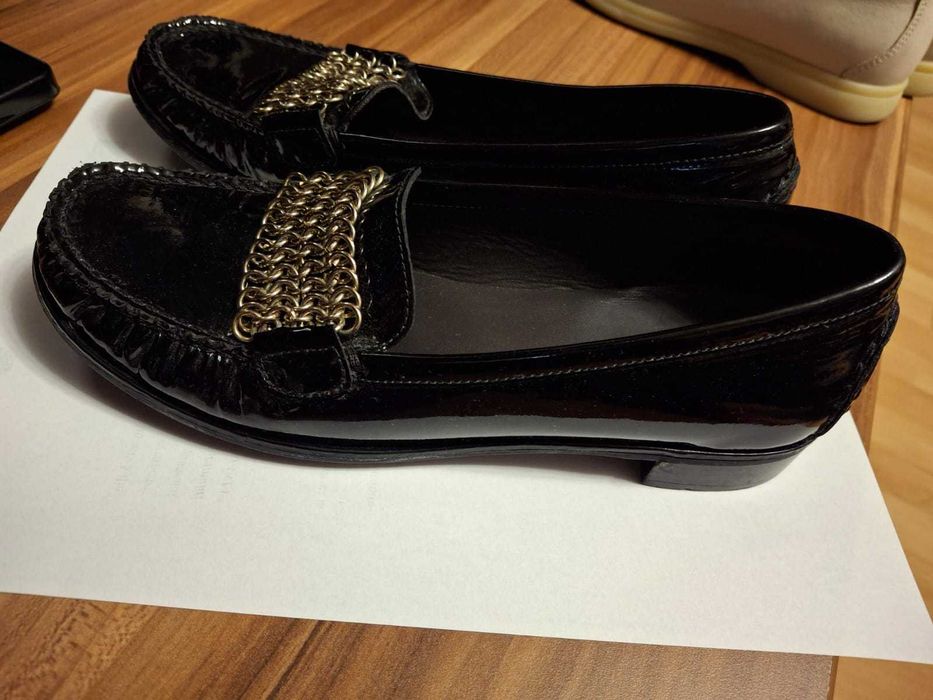 Mocasini Stuart Weitzman din Piele Lăcuită Neagra cu Lanț - 36