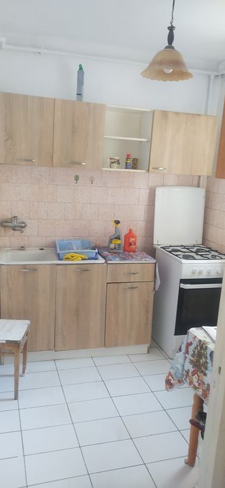 Închiriez apartament 3 camere in Carpați 1