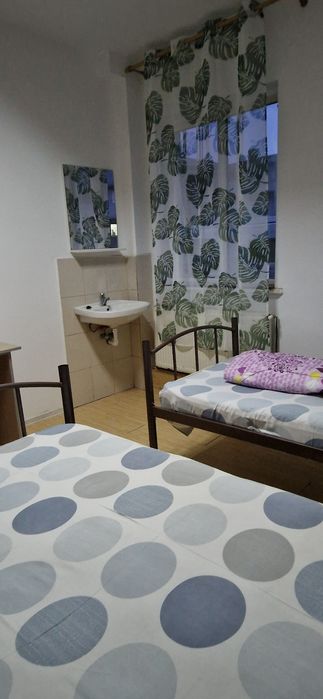 De ichiriat etaj cu 9 camere ,cu 2,3,4,5 paturi/camera
