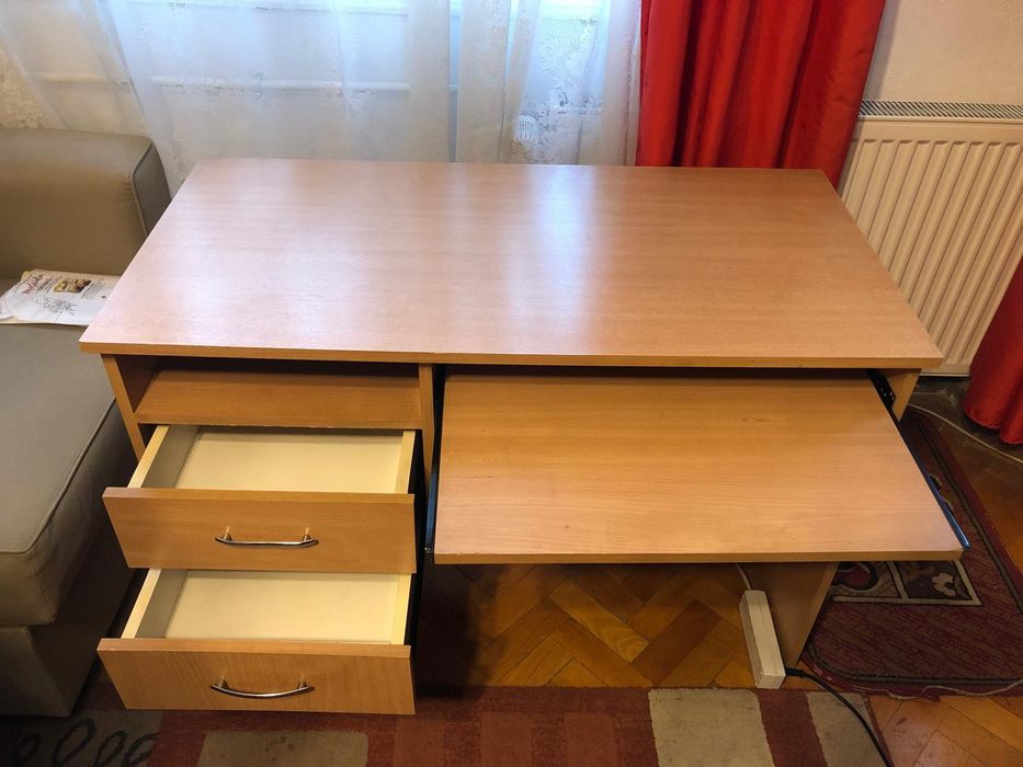 Vând masă de birou