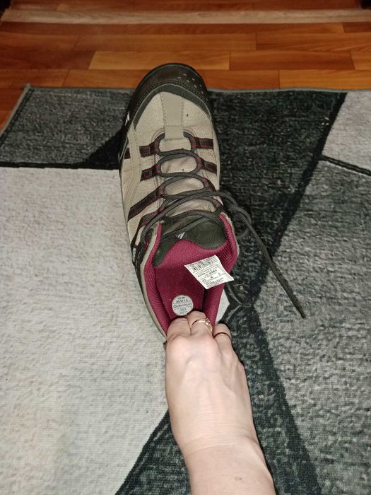 Кроссовки фирмы Quechua