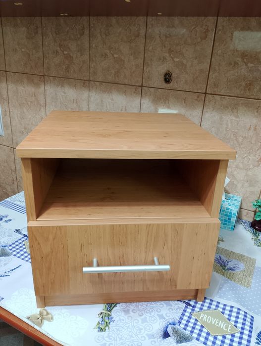 Noptieră de calitate cu sertar