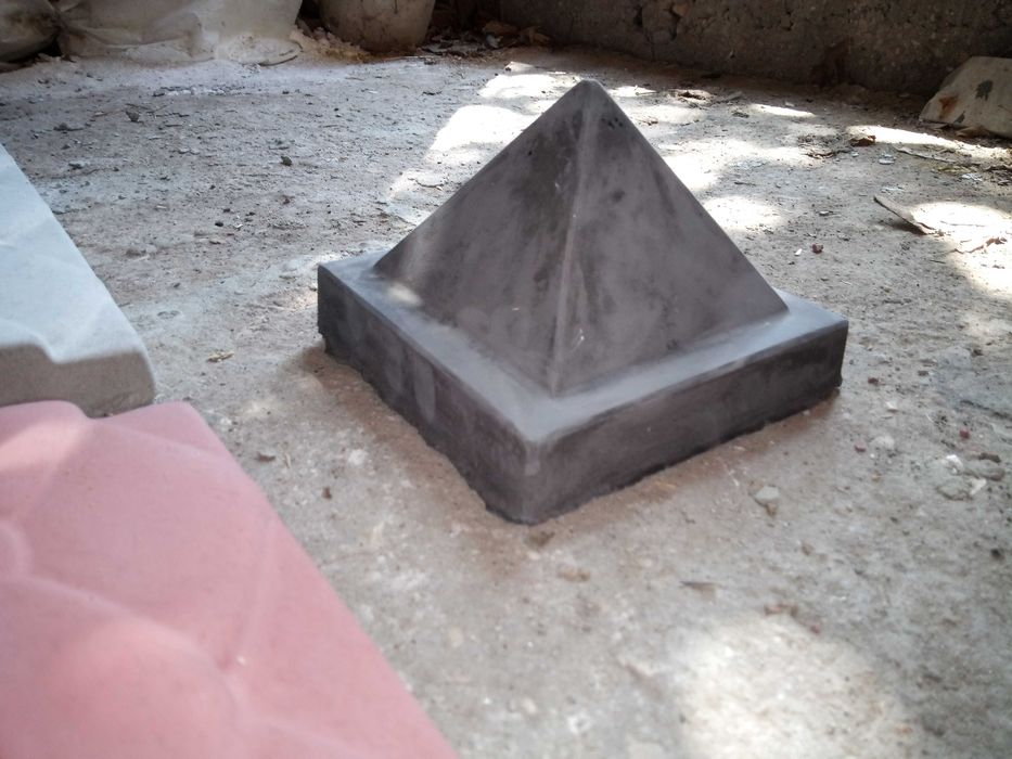 Бетонни изделия, шапки за огради и колони, бордюри, тротоарни плочи.