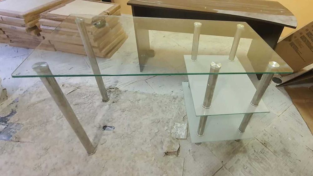 Голяма стъклена маса