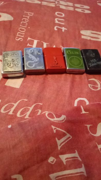 Vând brichete metalice