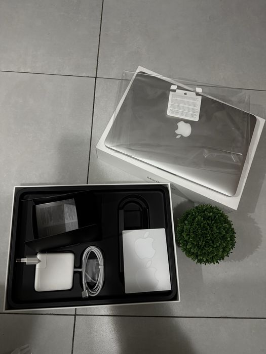 Macbook Pro 13” Full box, i5(2,7), 8Gb , 256Gb SSD, ca nou