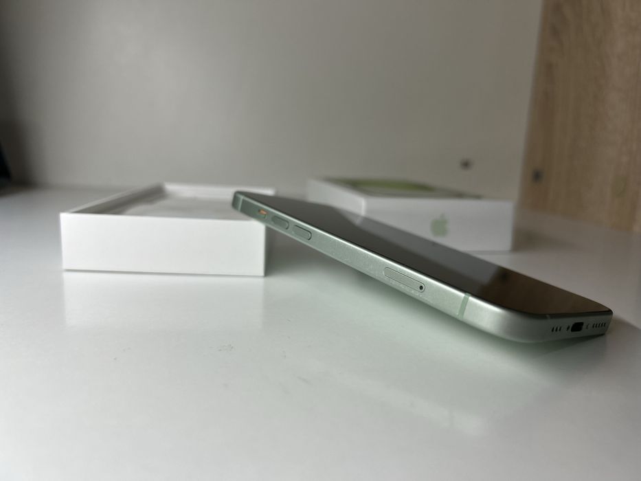 Iphone 15 green.