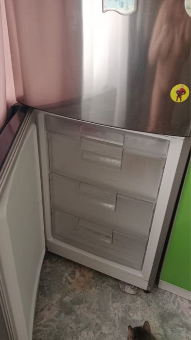 Холодильник серого цвета размером 2,0•60