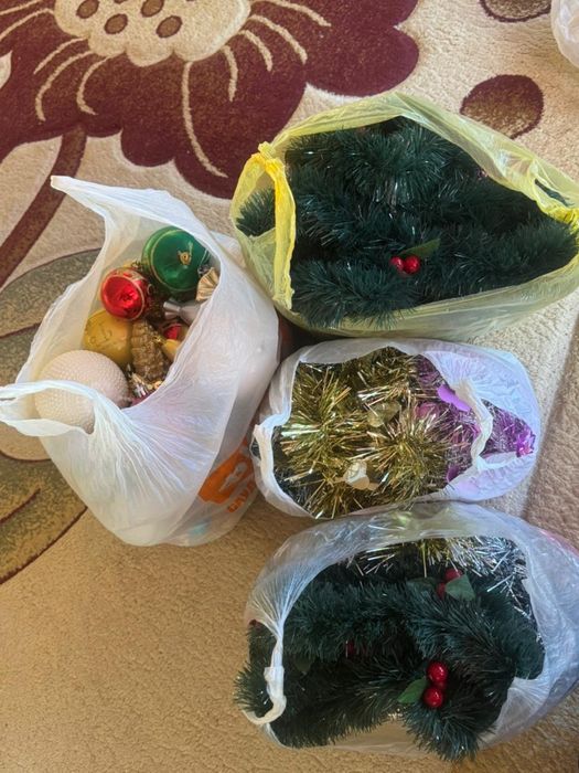 Продам ёлка с игрушками. Высота - 1,8 метр.