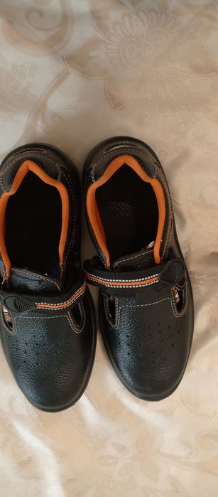 Продам  новые кожаные ботинки рабочие 42 размер .