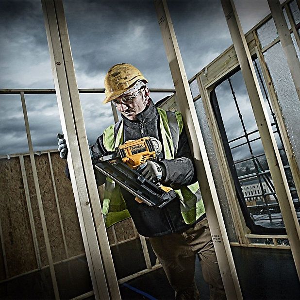 Акумулаторен Такер за дърво  DeWALT DCN660NT/18V с Куфар