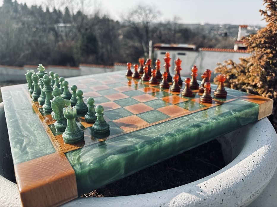 Шах от дърво и епоксидна смола