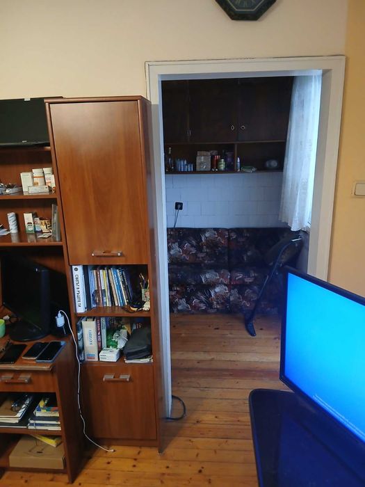 Четиристаен тухлен апартамент с гараж, таванско помещение и дворно място в централната част на Шумен