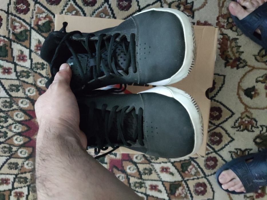 продам кроссовки Under Armour