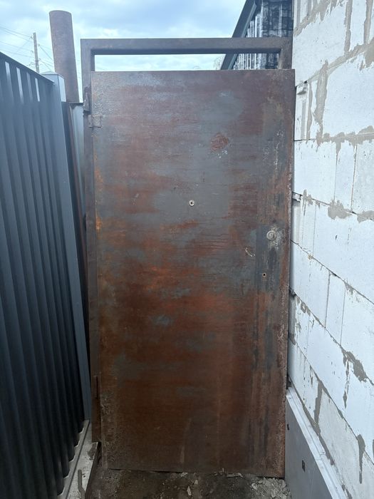 Входная дверь. Железная.