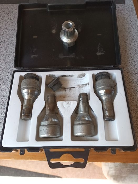 Секретни болтове оригинални за 50лв.