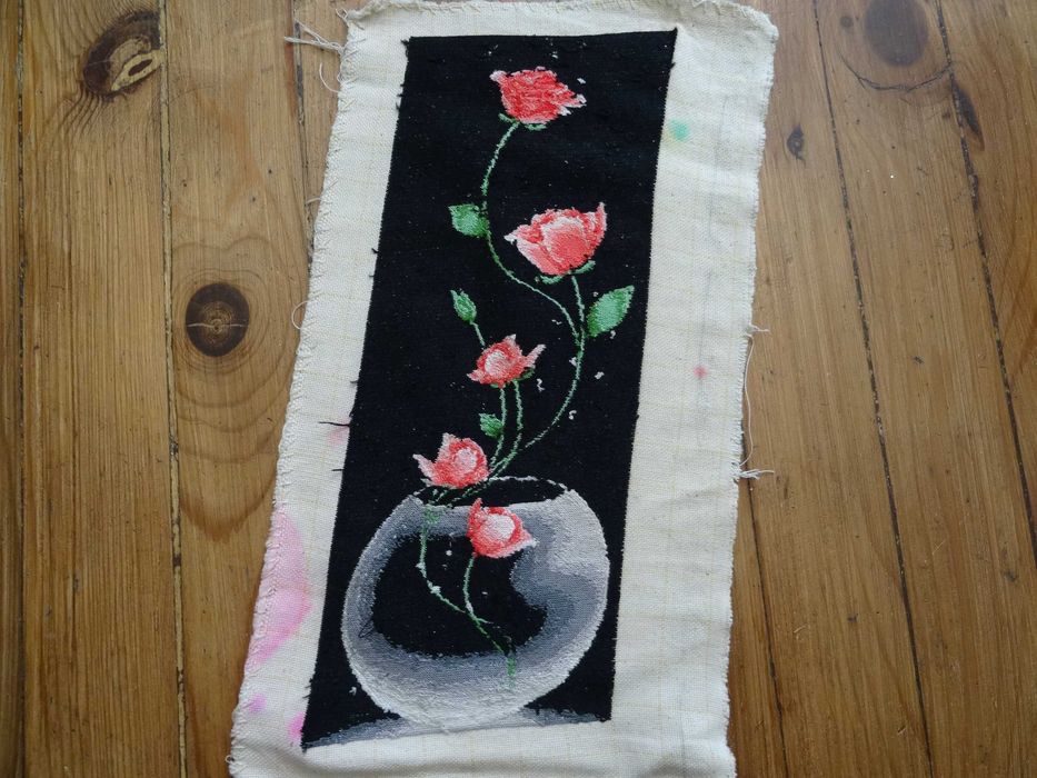 гоблен ваза с цветя на черен фон 14/34см1