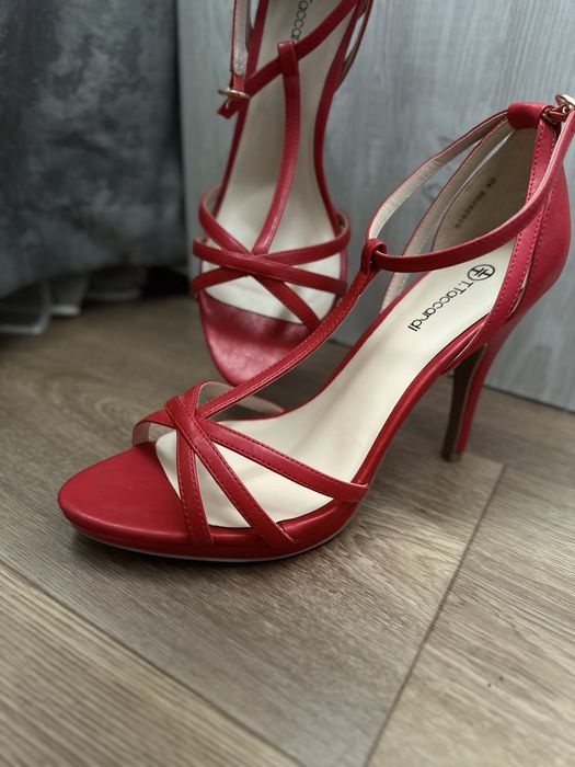 Продам туфли новые