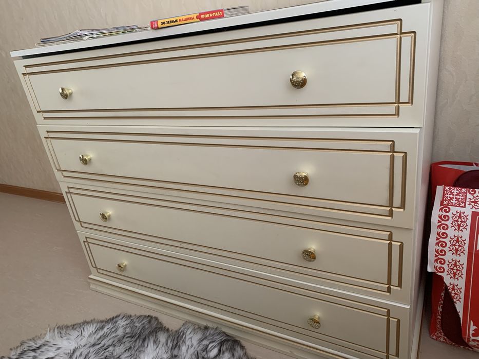 Камод с зеркалом и тумбочки