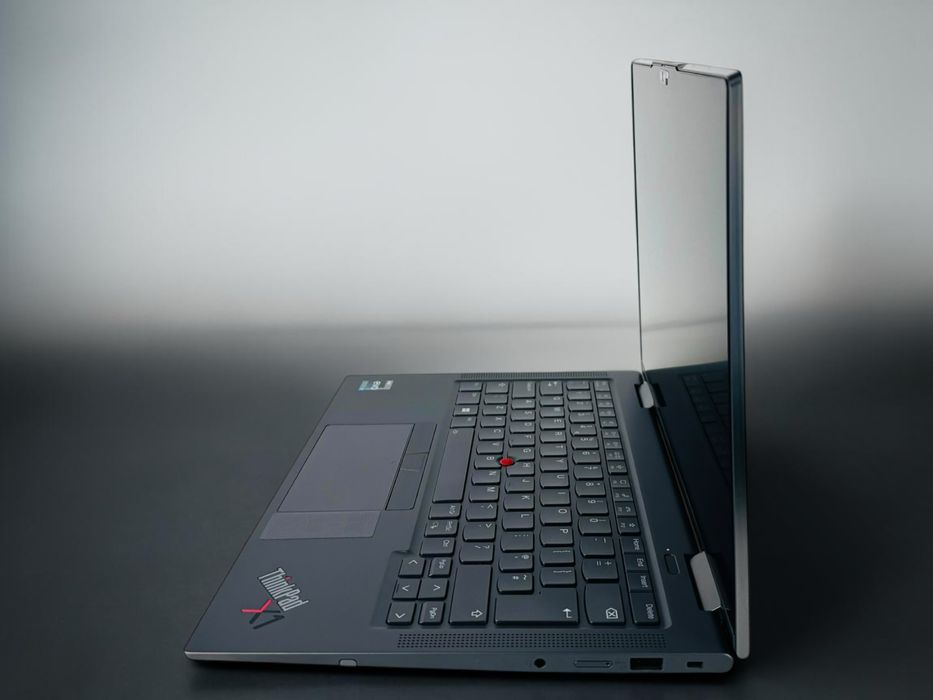 Лаптоп Lenovo ThinkPad X1 Yoga Gen 8 14" Touch i7-1355u 16GB LPDDR5 512GB Гаранция!