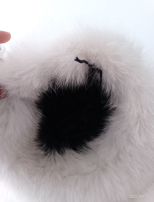 Vând căciulă de blana din vulpe alba.