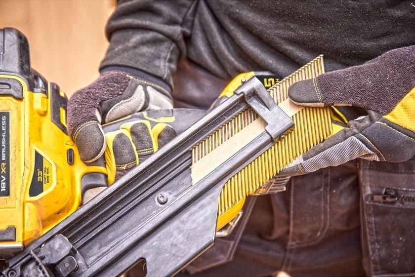 Акумулаторен такер за дърво DeWALT DCN930P2, 18V