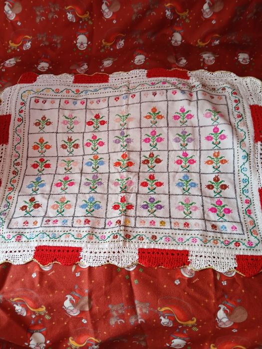 Fata de masa pe etamina