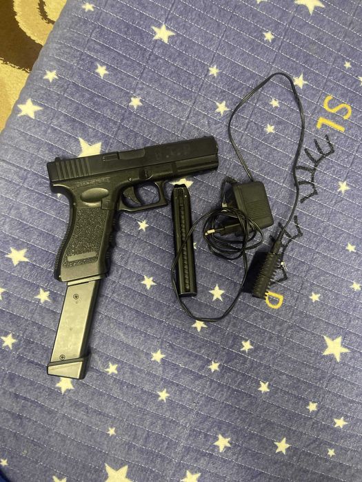 glock 17 airsoft cu 2 incarcatoare 2 moduri semi auto si full auto