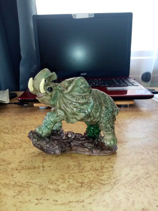 Слонче касичка и слончета сувенир, носещо късмет.