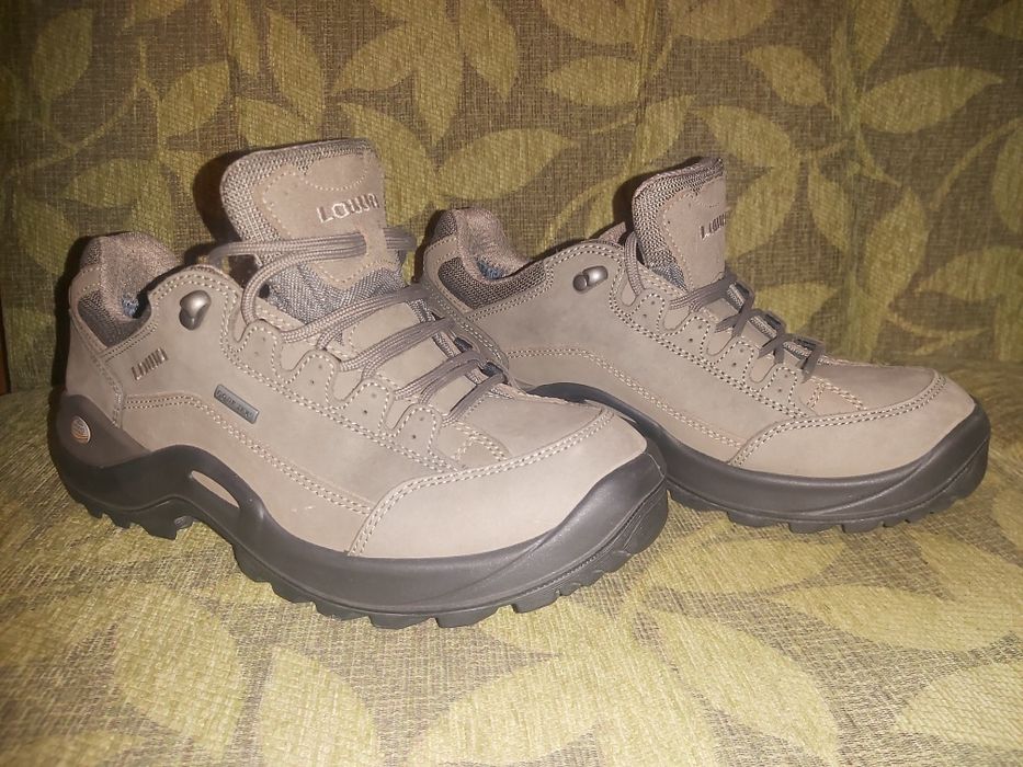 Туристически дамски обувки Lowa GTX