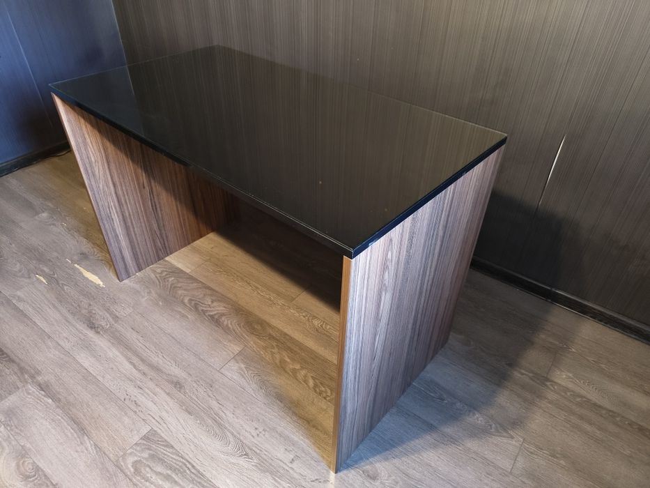 Компютърно бюро със стъкло