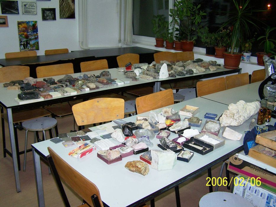 Pietre semipretioase / esantioane mineralogie, petrologie si zacaminte